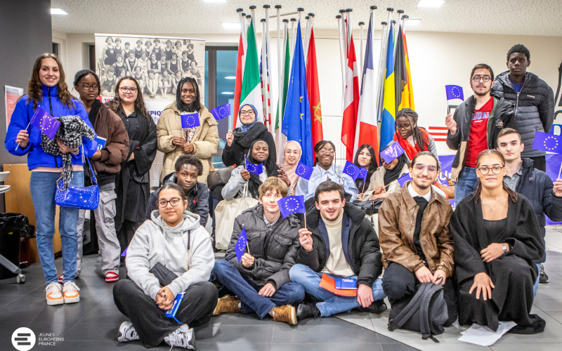 Les jeunes après la simulation de parlement européen par les Jeunes Européens France