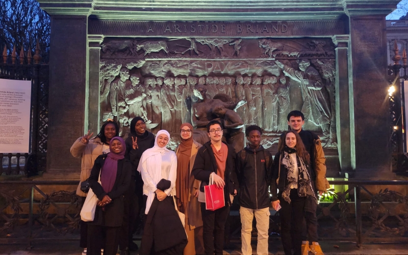 Les jeunes après leur visite à l'Assemblée Nationale