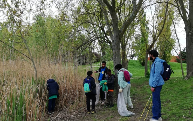 Les jeunes de Créteil ramassent des déchets près du lac