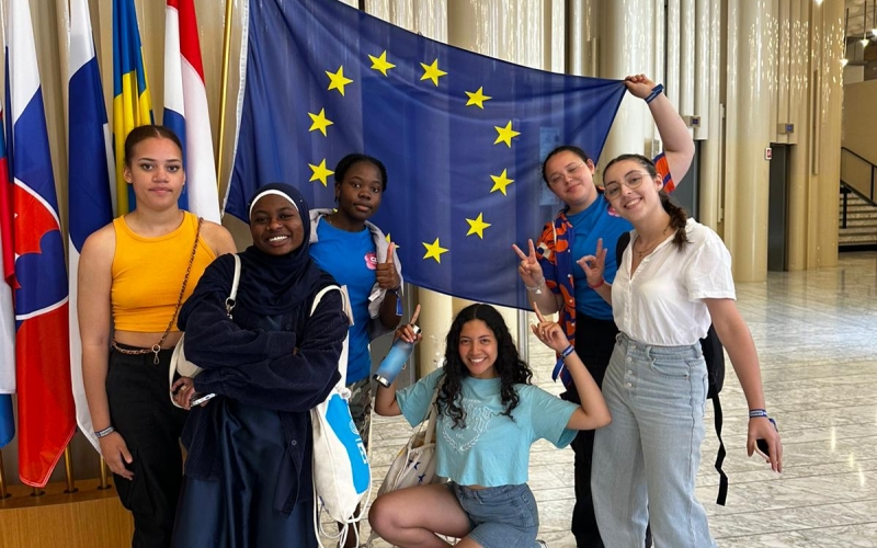 Les jeunes posent devant le drapeau européen