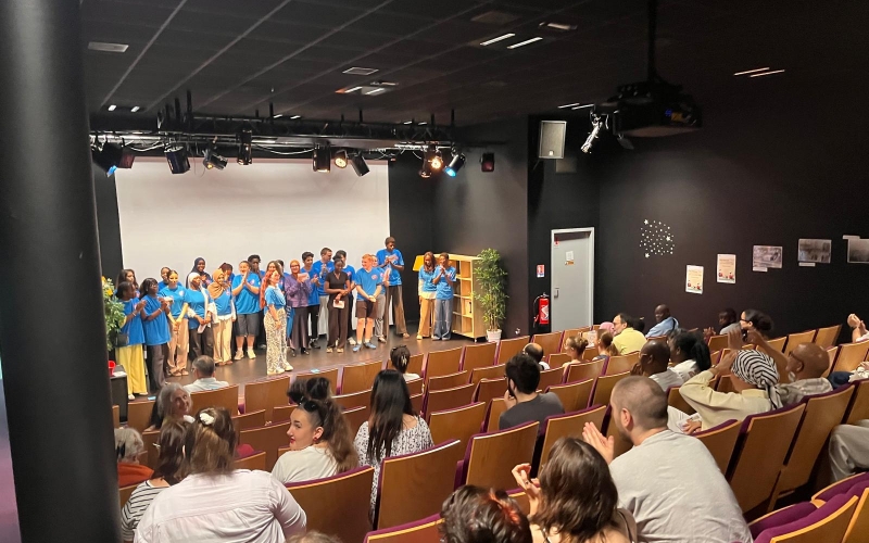 public dans la salle pour les applaudissements