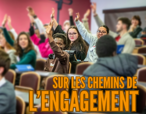 les jeunes du conseil lèvent la main pour prendre la parole lors d'une simulation de parlement européen