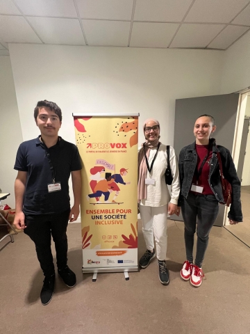 Elone, Mayssara et Simona devant l'affiche du festival