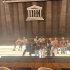 les jeunes assis devant le logo de l'UNESCO